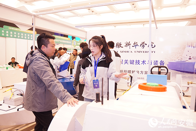 團隊學(xué)生解答客商疑問。人民網(wǎng) 丁紀(jì)攝.jpg